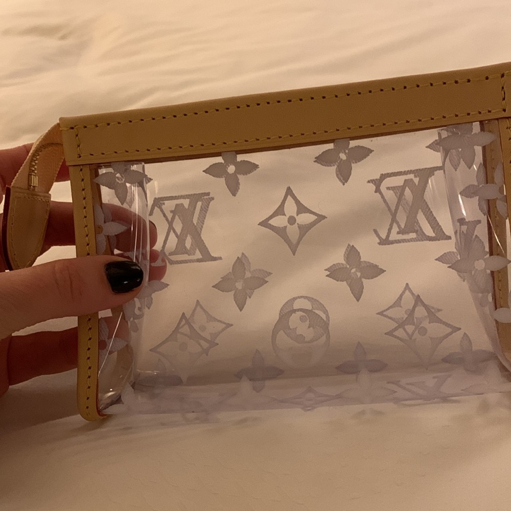 Absolutely stunning rare clear cosmetic Louis Vuitton case with LV logo,limited - Picture 11 of 17